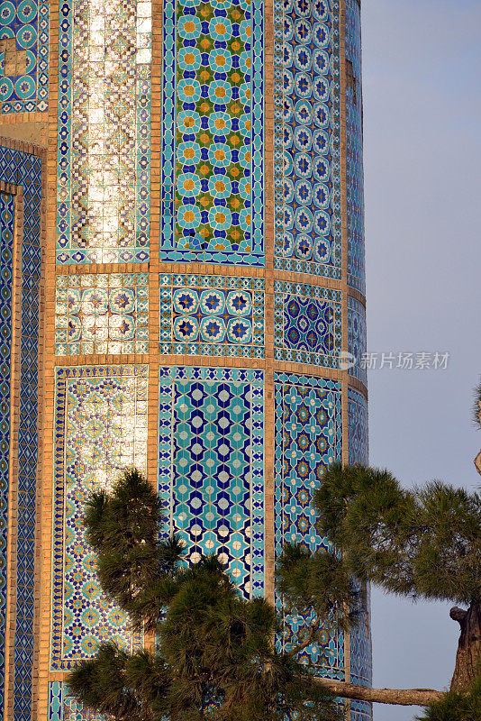 阿里的神社(Hazrat Ali Mazar) -在宣礼塔上的波斯瓷砖，马扎里沙里夫，巴尔赫省